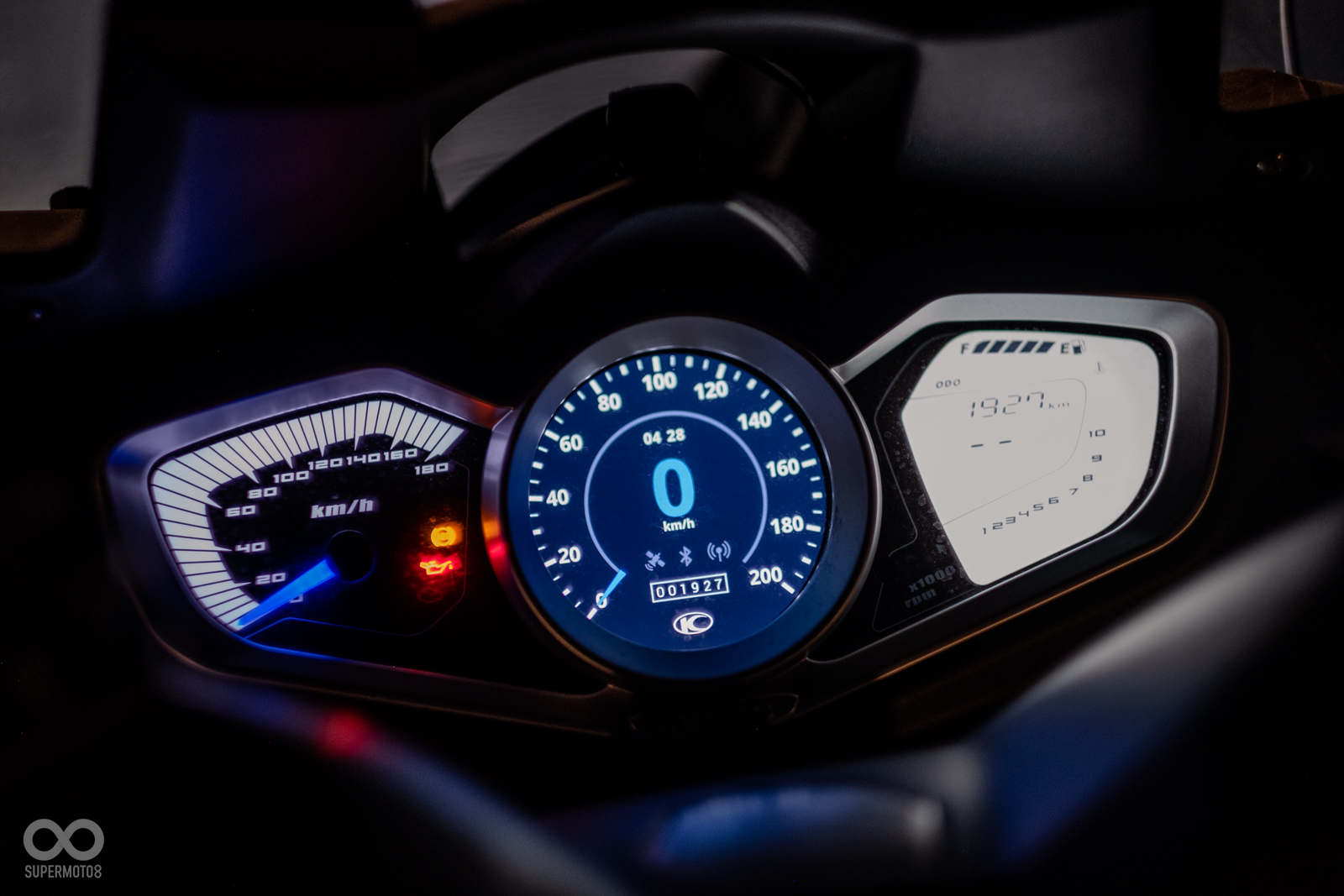 KYMCO XCITING S 400儀表左側為實體時速表、右側為時速、里程、轉速、油料等資訊,中央液晶螢幕為數位儀表/NOODOE導航系統