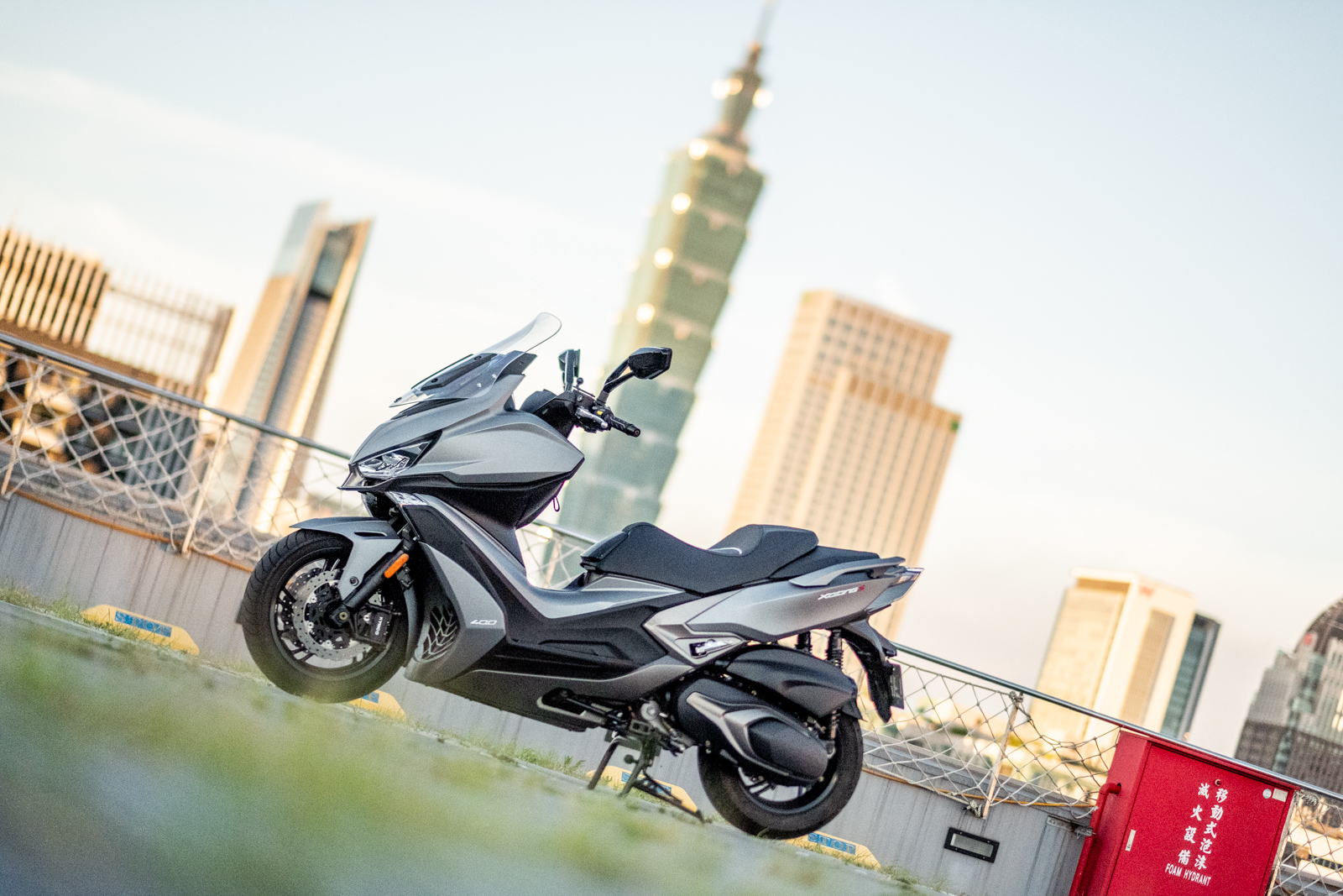 目前台灣販售的XCITING S400採用相當銳利的車頭設計