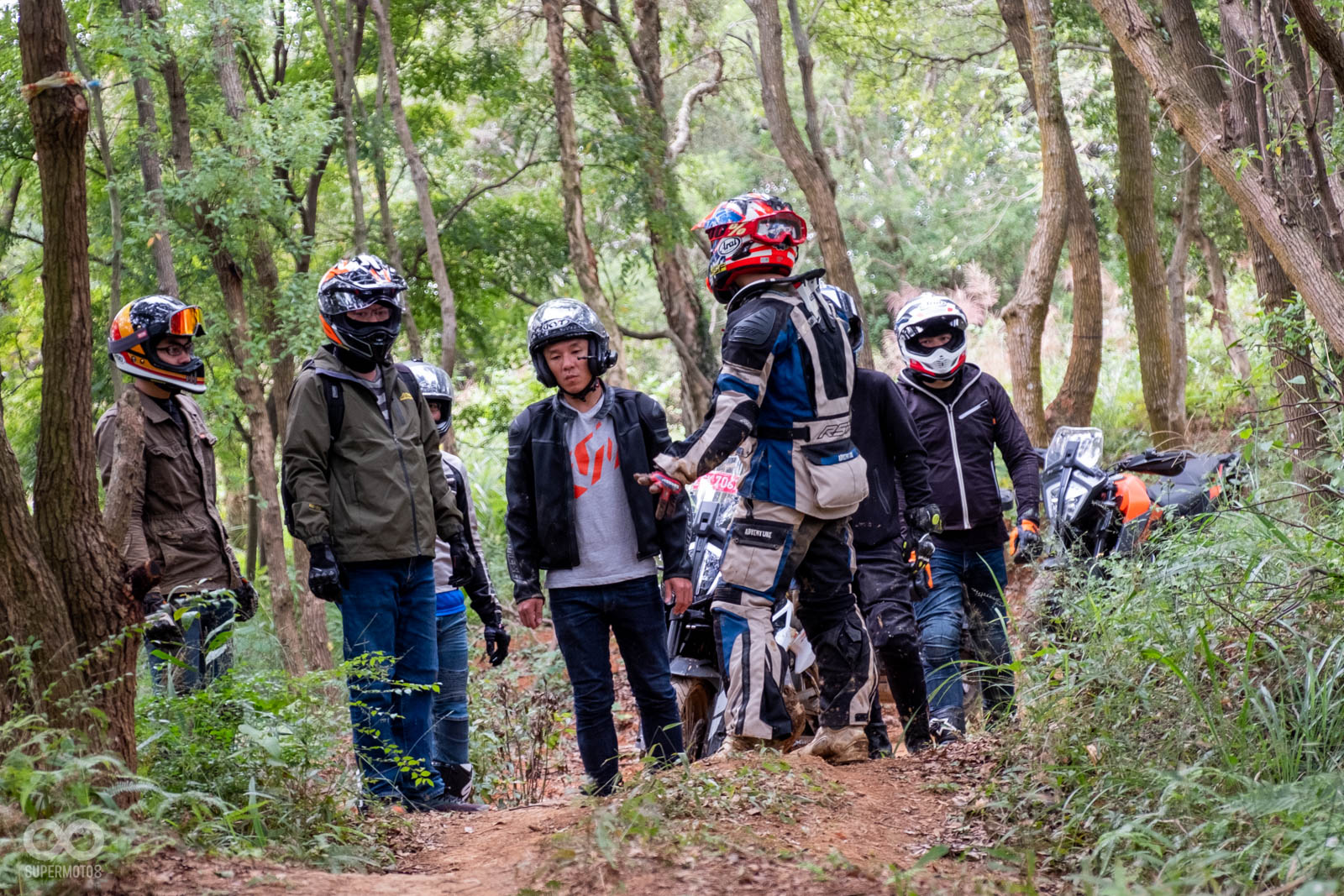 教練正在跟車主講解路線以及要如何突破關卡挑戰