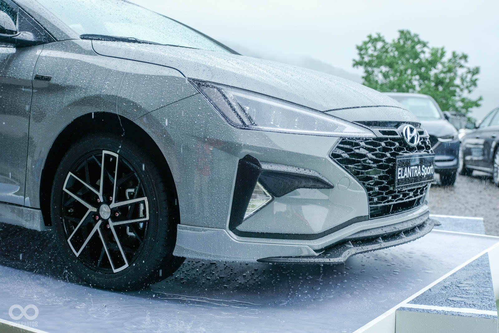 現場展示車款除了配有ELANTRA Sport Final Force的專屬黑化套件外，也安裝標配的空力套件組