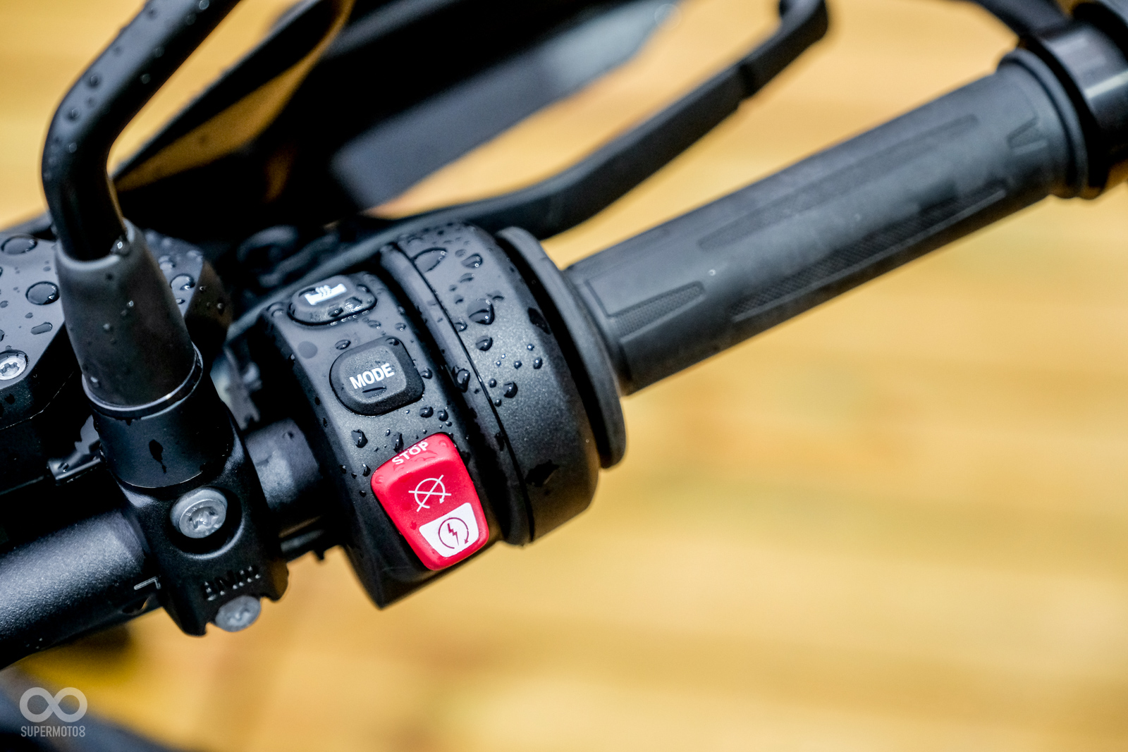 左、右手把有豐富的控制按鍵