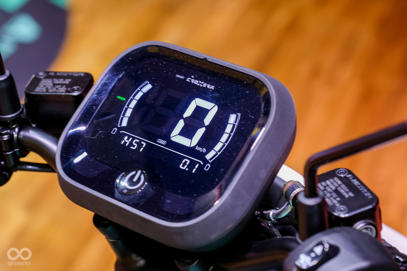 Ai-1 Comfort、Ai-1 Comfort+,兩種版本差異在於CROXERA智慧儀表。上圖為CROXERA智慧儀表版本,下圖為傳統儀表版本