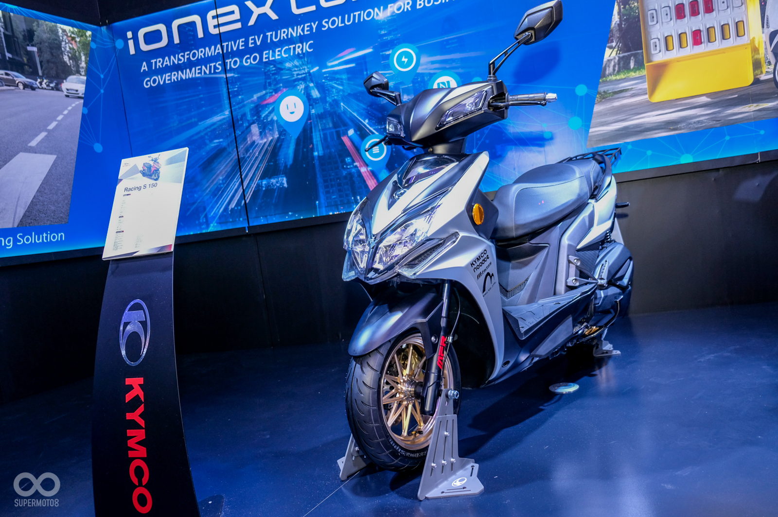 Racing S 150精裝車擁有改裝輪框，車尾則加入後貨架