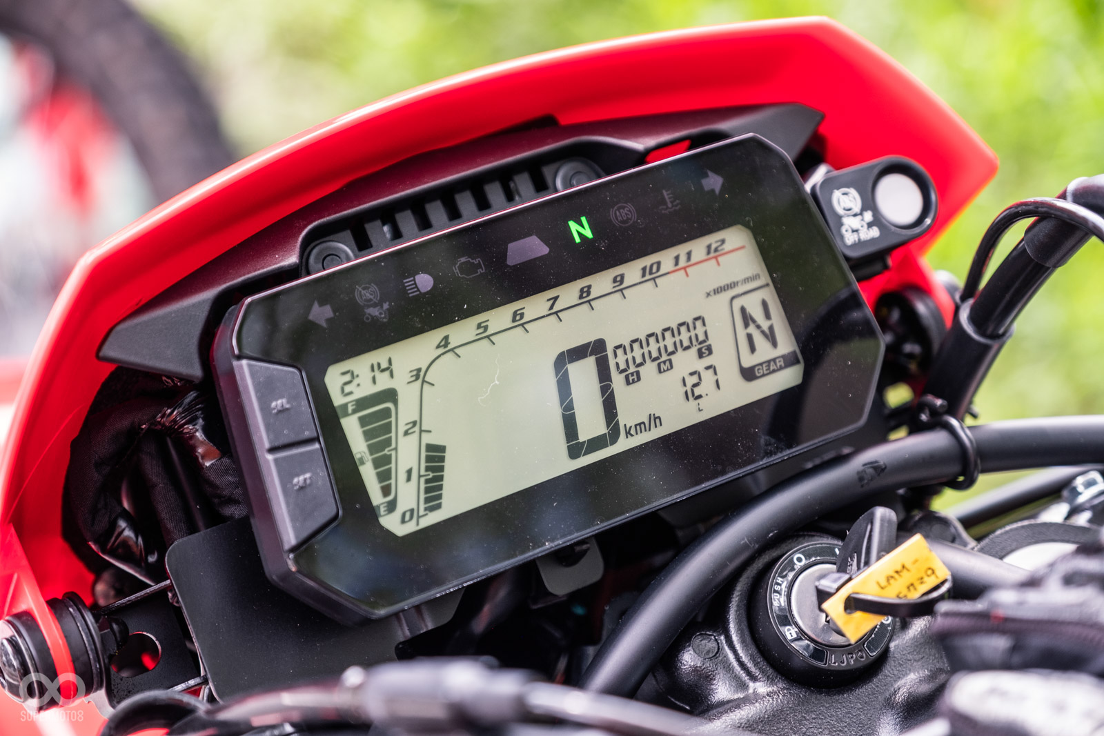 儀表上還能開啟特別的計時功能,右邊則有ABS關閉的開關