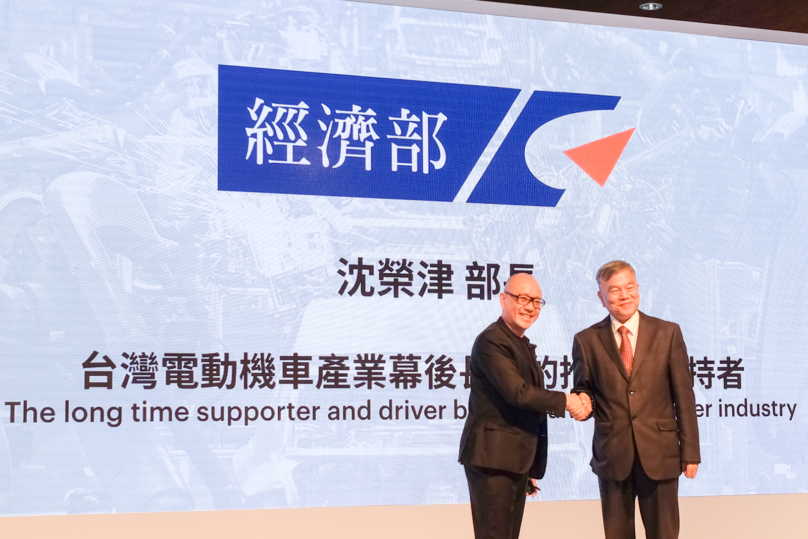 經濟部長 沈榮津也抽空到現場來參加這次的記者會,同時也表達了政府對於電動車發展的決心與信心