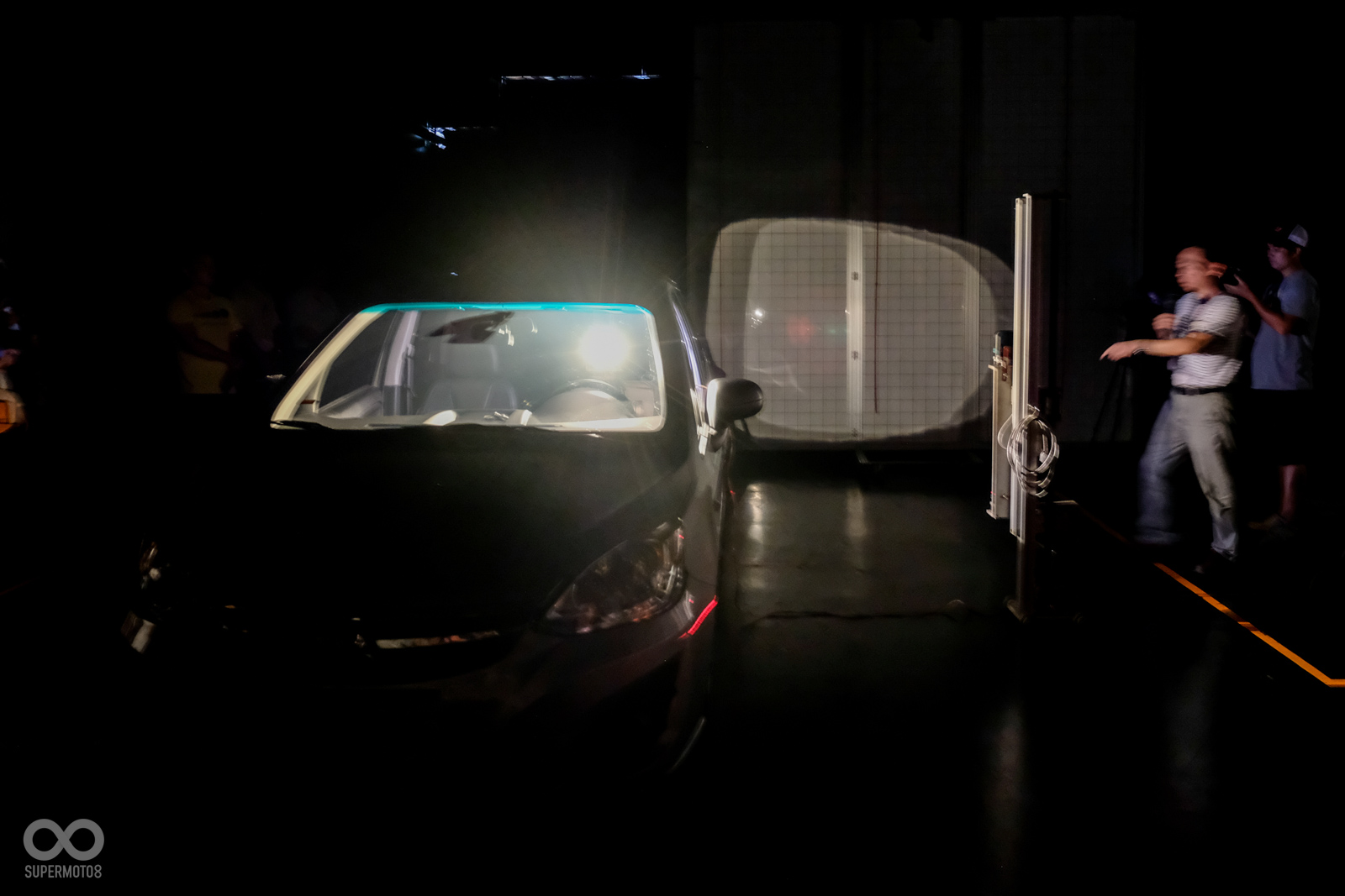 開啟檢測裝置後,光源會投影至後方的檢測版