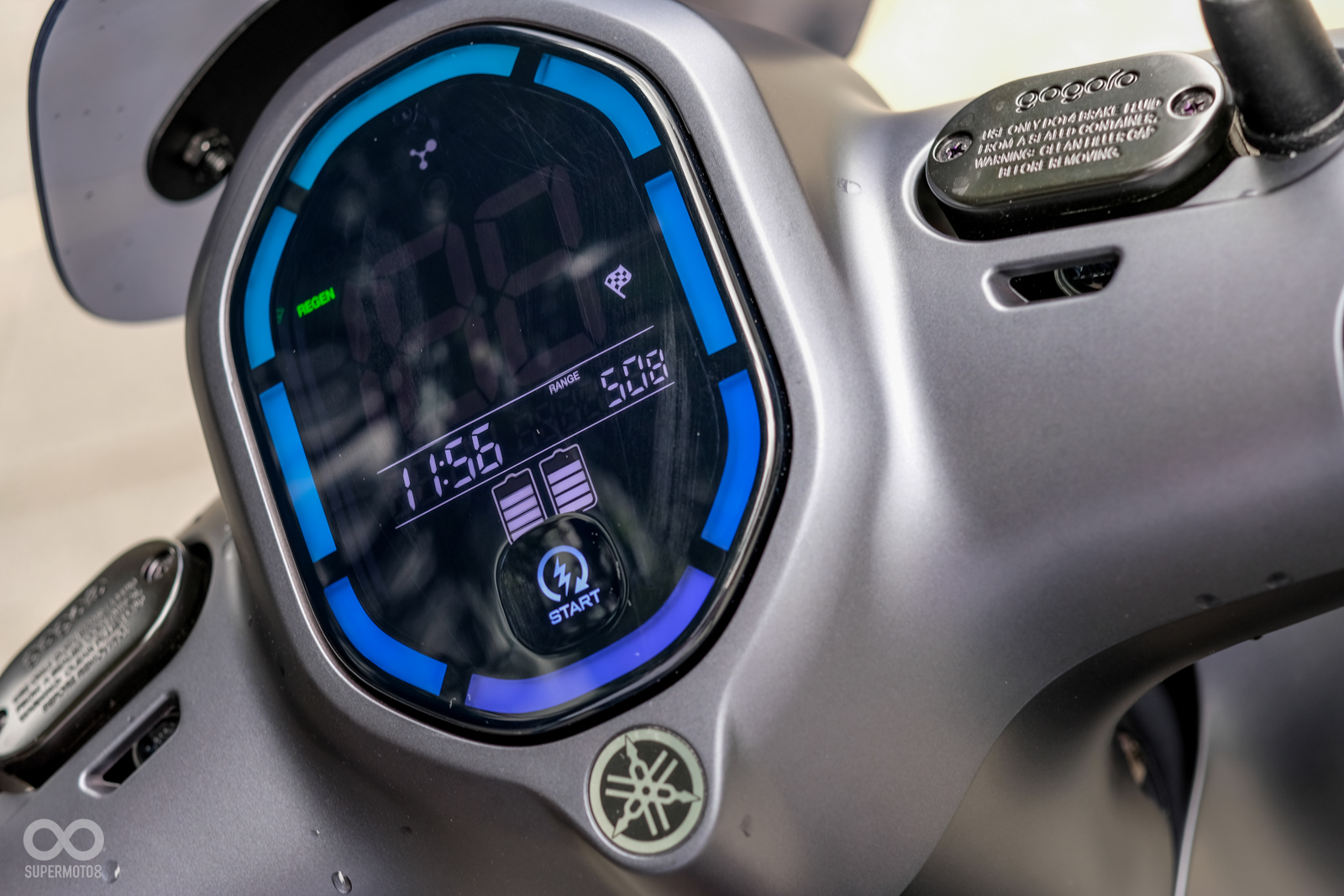 儀表正上方是與手機連結的標示，下方的啟動鍵改為閃電符號取代