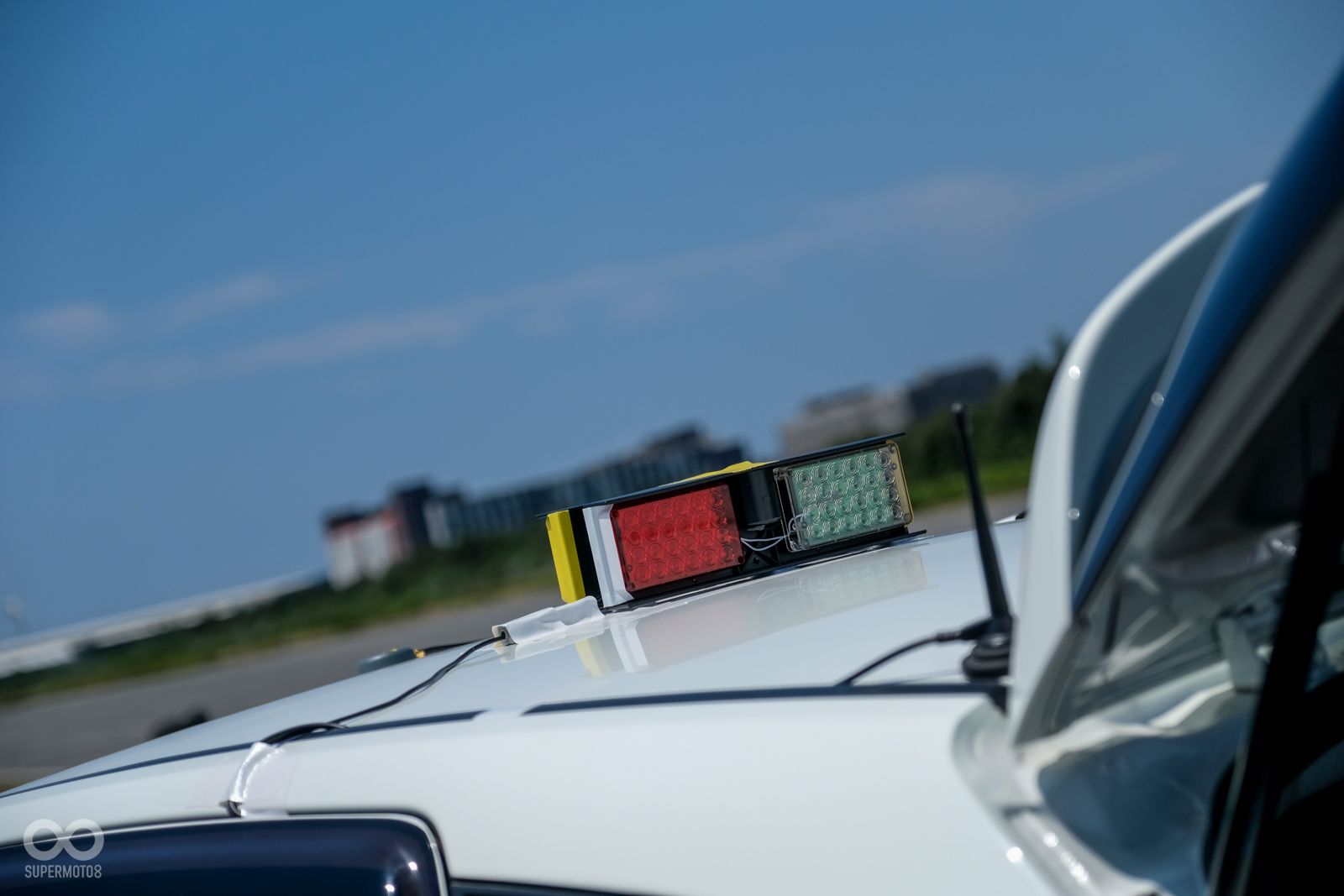 為了方便在路旁觀看的媒體可以看見系統作動,車上另外安裝了爆閃燈