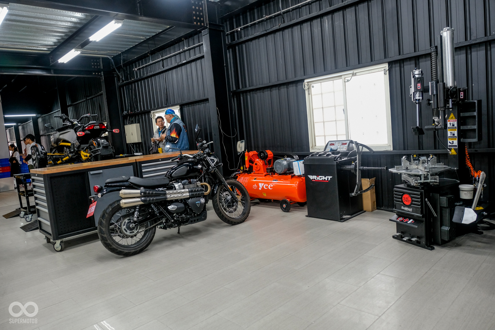 維修空間明亮，且位處一樓，無須將愛車透過貨梯移動