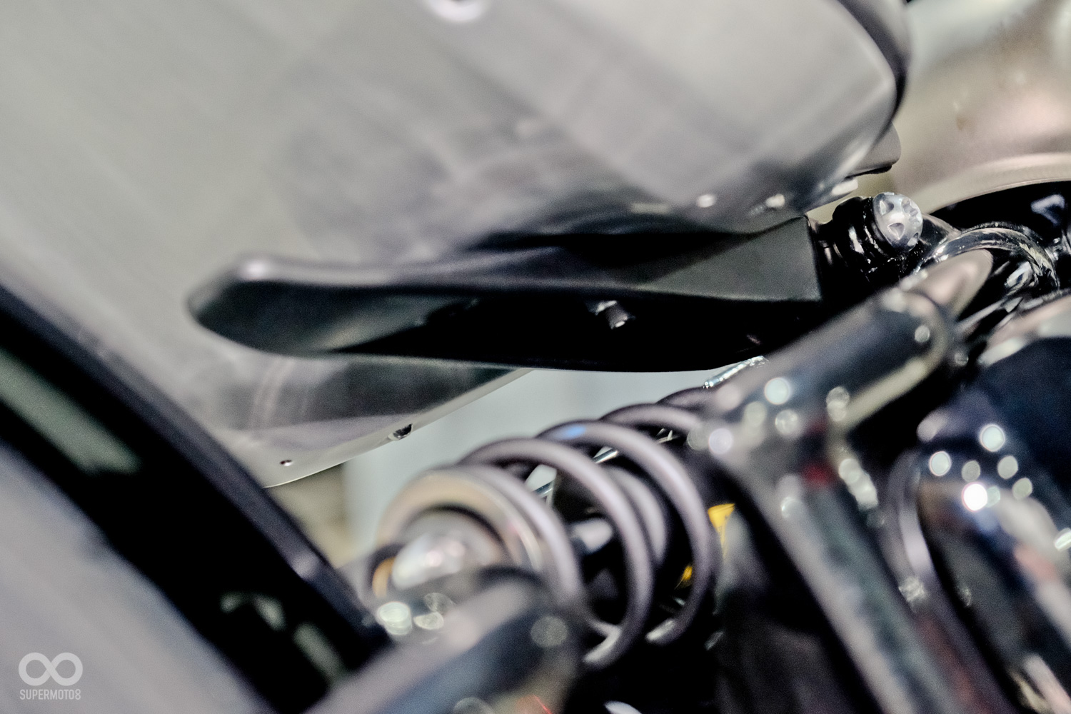 除了座高僅690mm，座椅本身還具備了前後調整功能