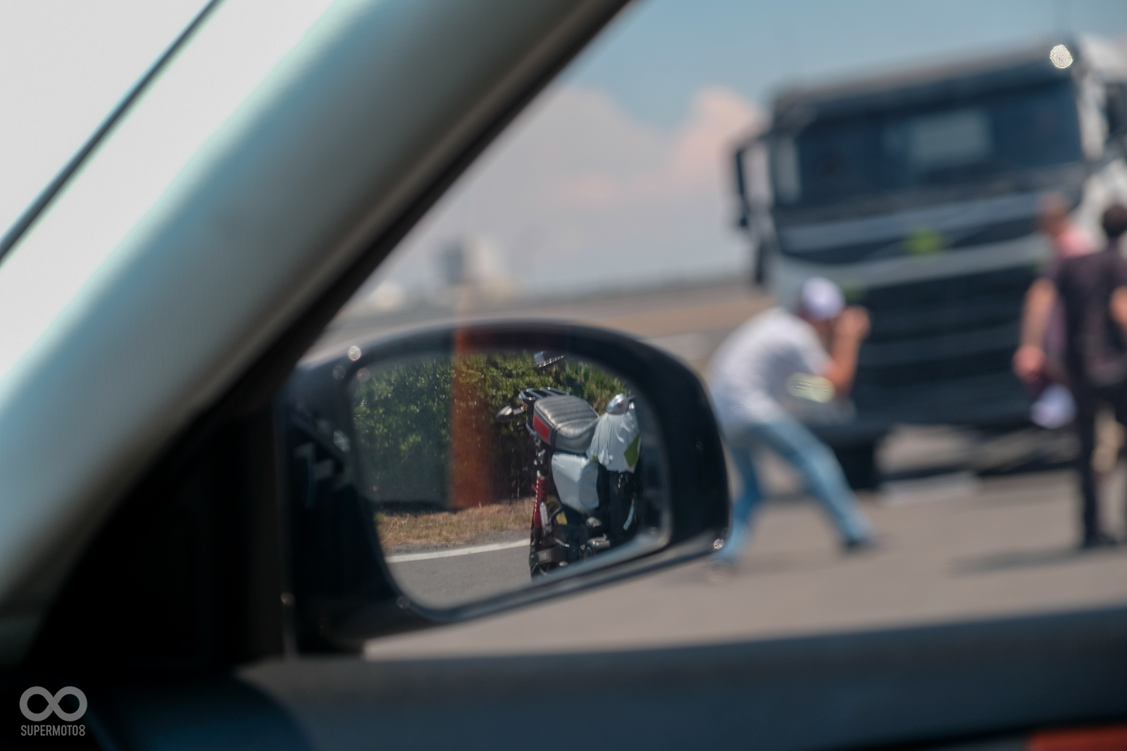 小客車雖然體積較小,但是在某些特定角度中依然有視覺盲區,如果轉彎前沒有仔細確認,即會提高意外發生的風險