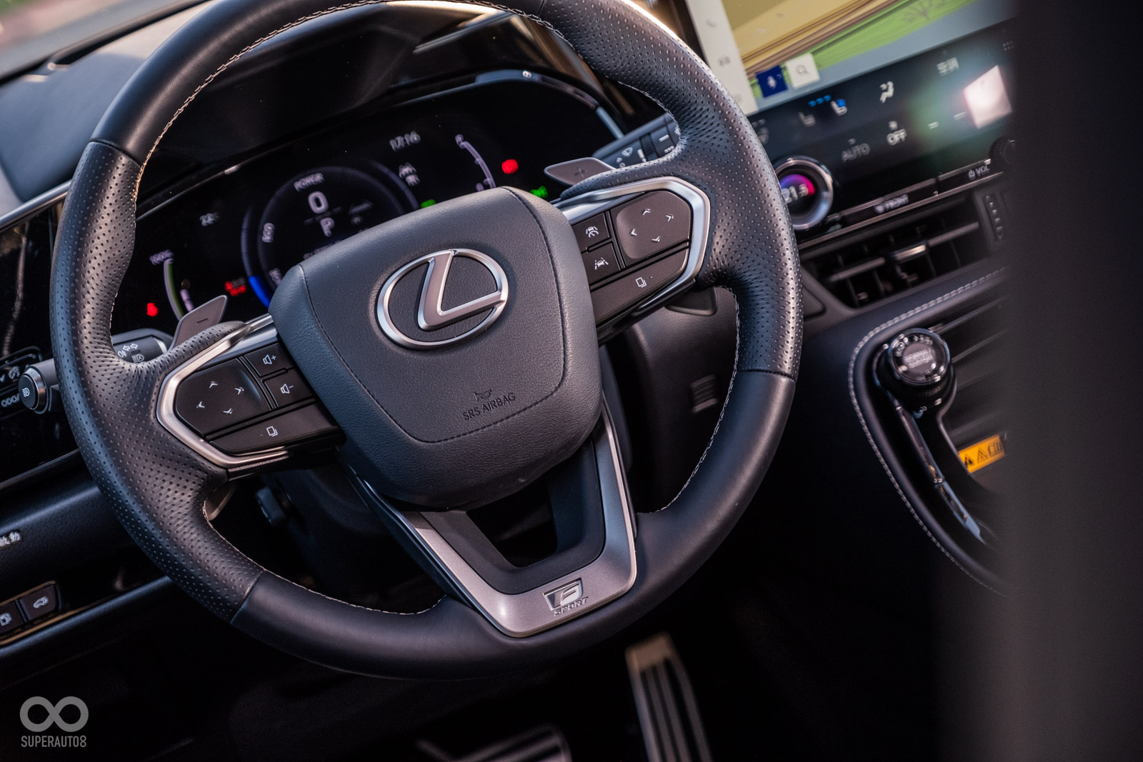 F SPORT具有專屬方向盤與換檔撥片