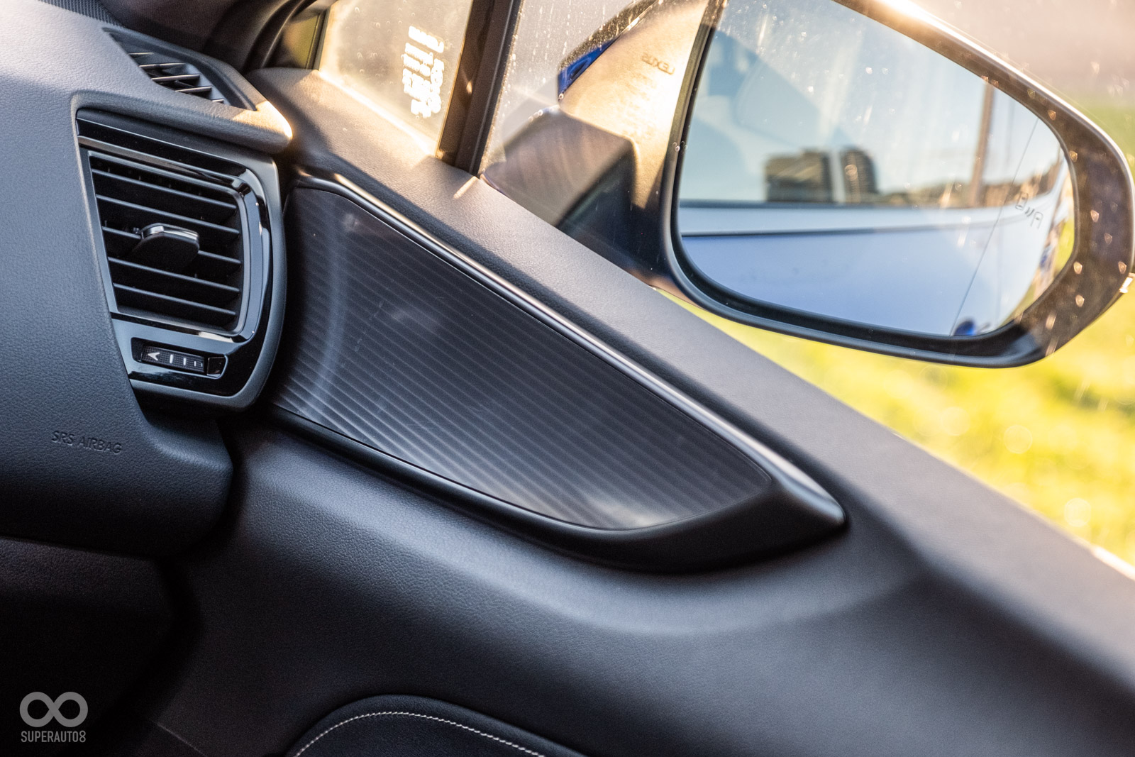 車門旁具有極競真鋁飾板與64色氣氛燈點綴