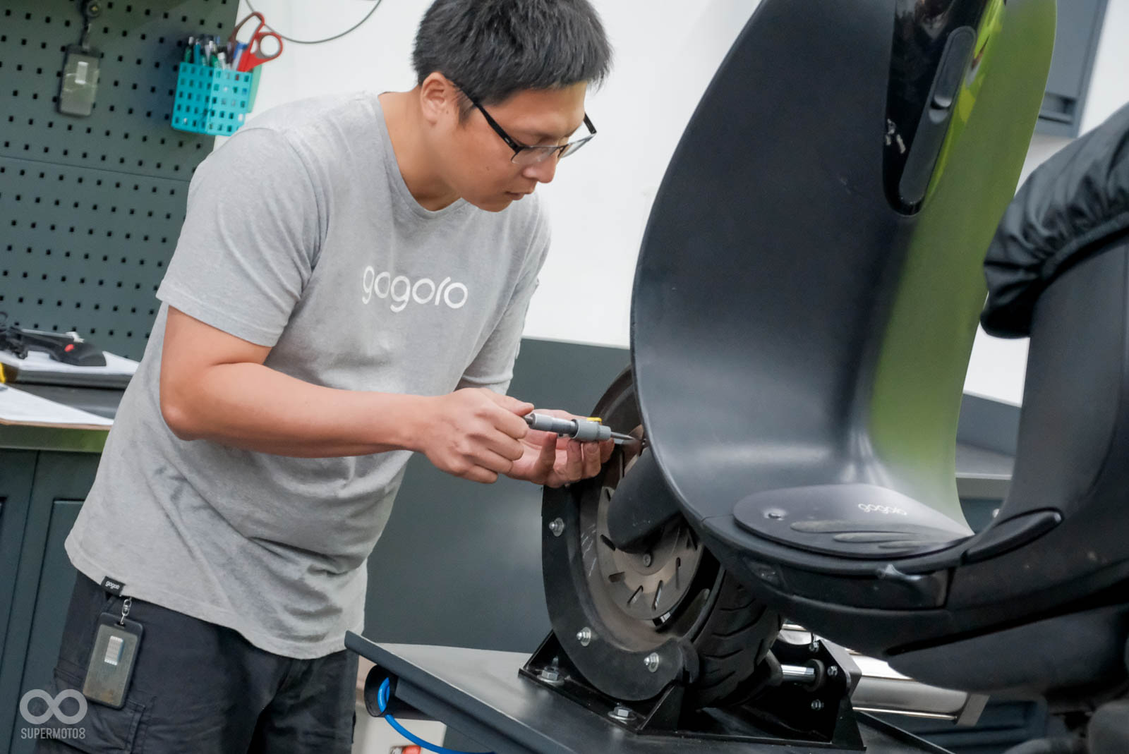 用專業器材測量碟盤厚度,以數字呈現的方式告知車主是否需要更換耗材,清楚明瞭又能避免爭議