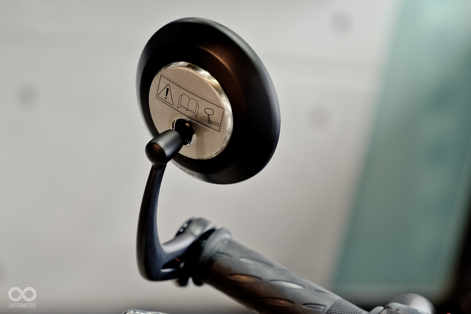 原廠就搭配了端子鏡，讓視野更加開闊，車首也更加清爽