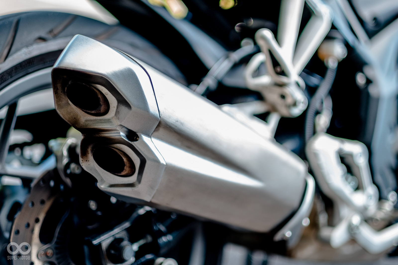 雙出的排氣管尾段，線條刻畫相當硬派