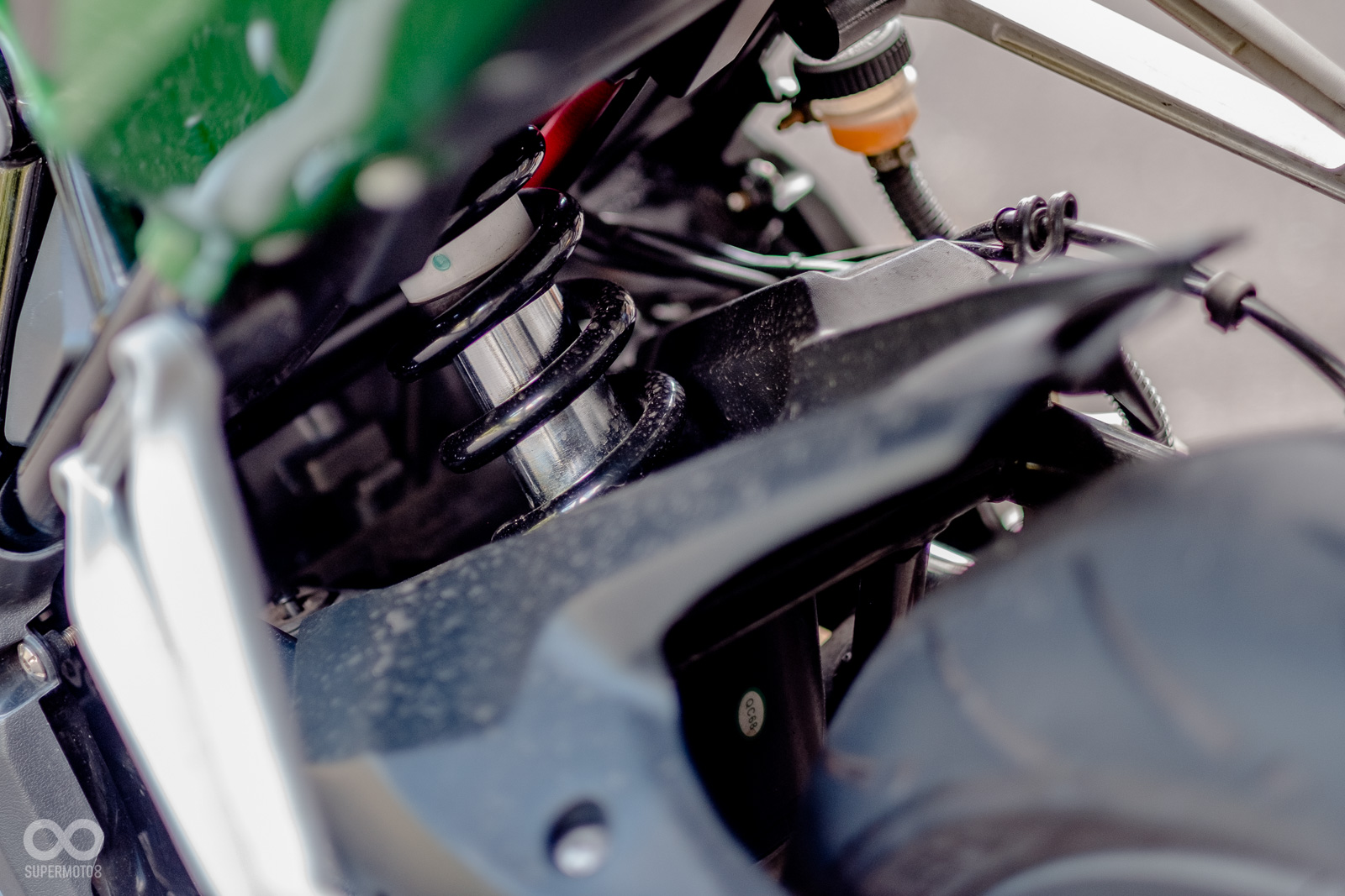 中置後避震，不過沒有搭配多連桿的設計