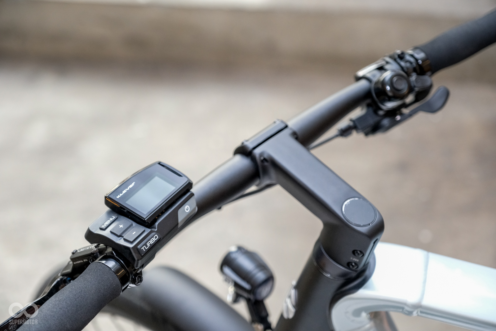 左手把上的儀表相當精緻,功能也相當多元