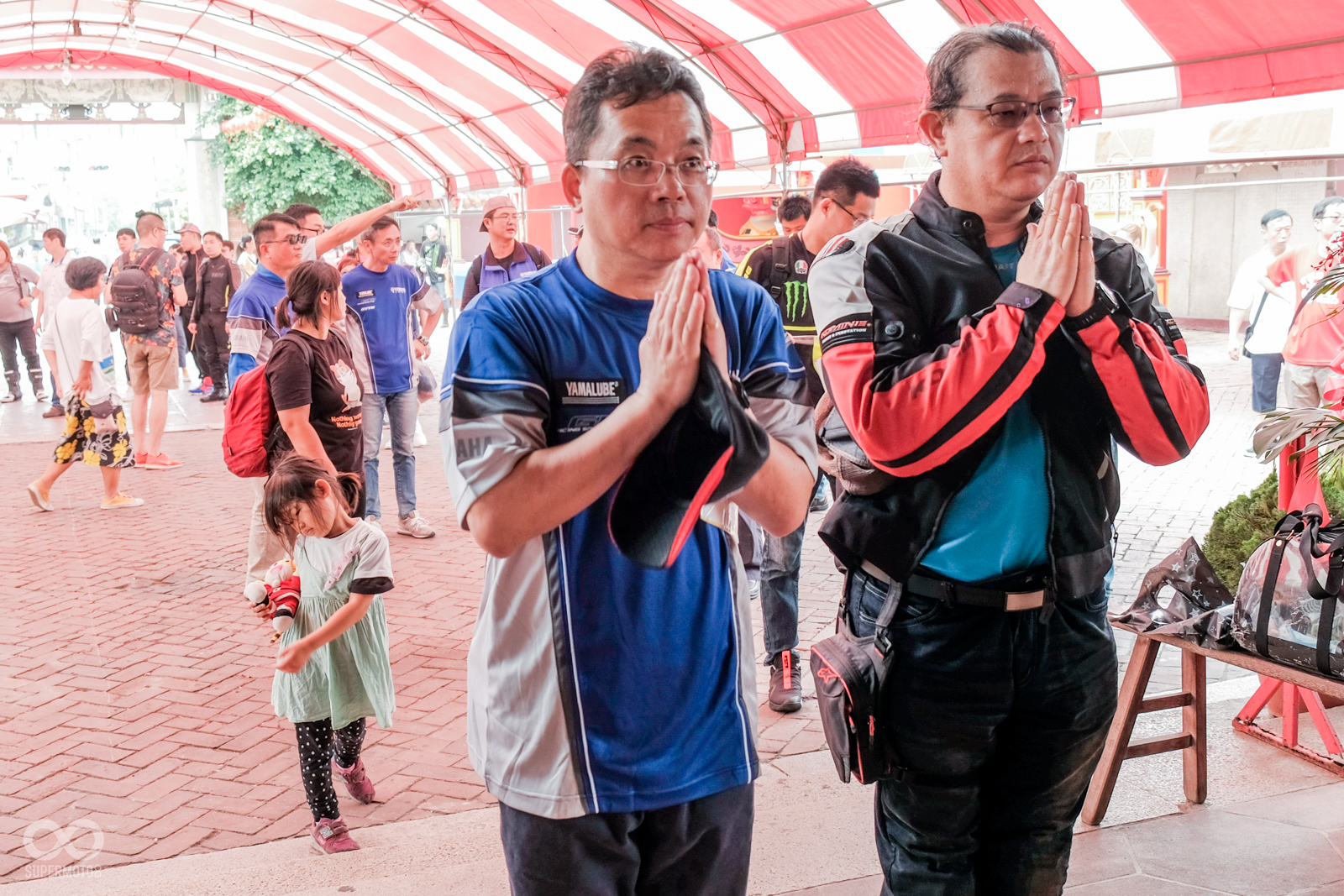 即便是輕鬆的車主活動,在莊嚴的神明面前依然專注參拜