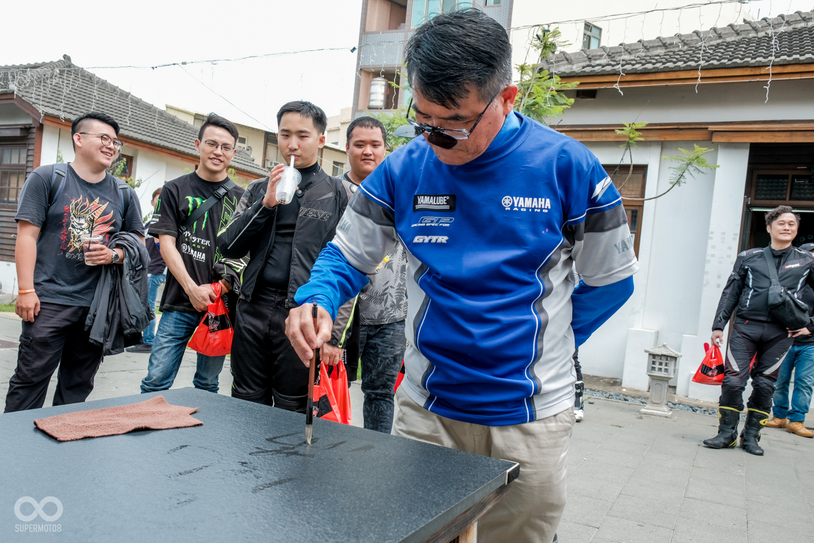 在鹿港藝術村中YAMAHA長官更秀了一手毛筆字