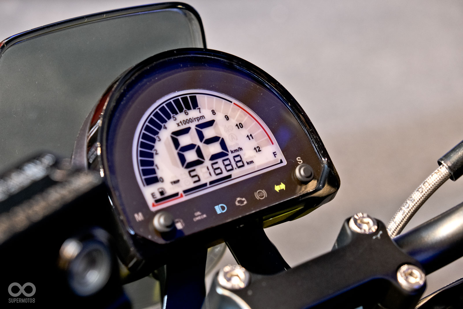 數位儀表半圓形設計,呼應圓形LED大燈風格