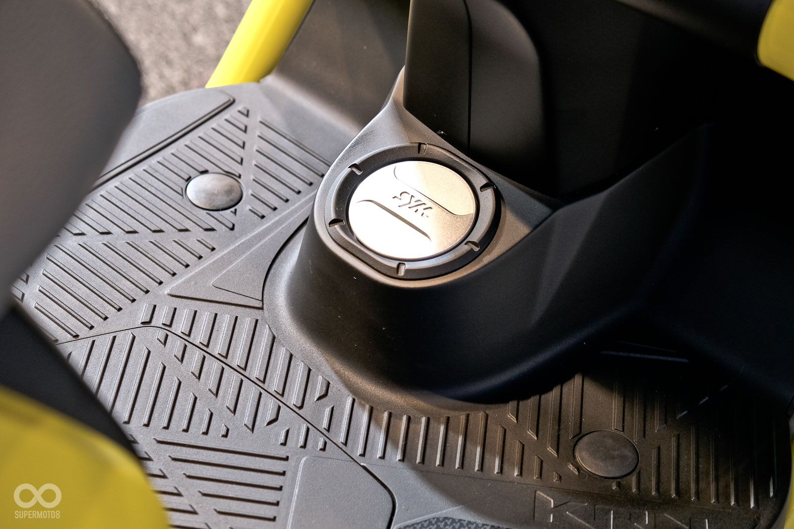 鎖頭位置位於龍頭正中央,底下則有加油孔位置