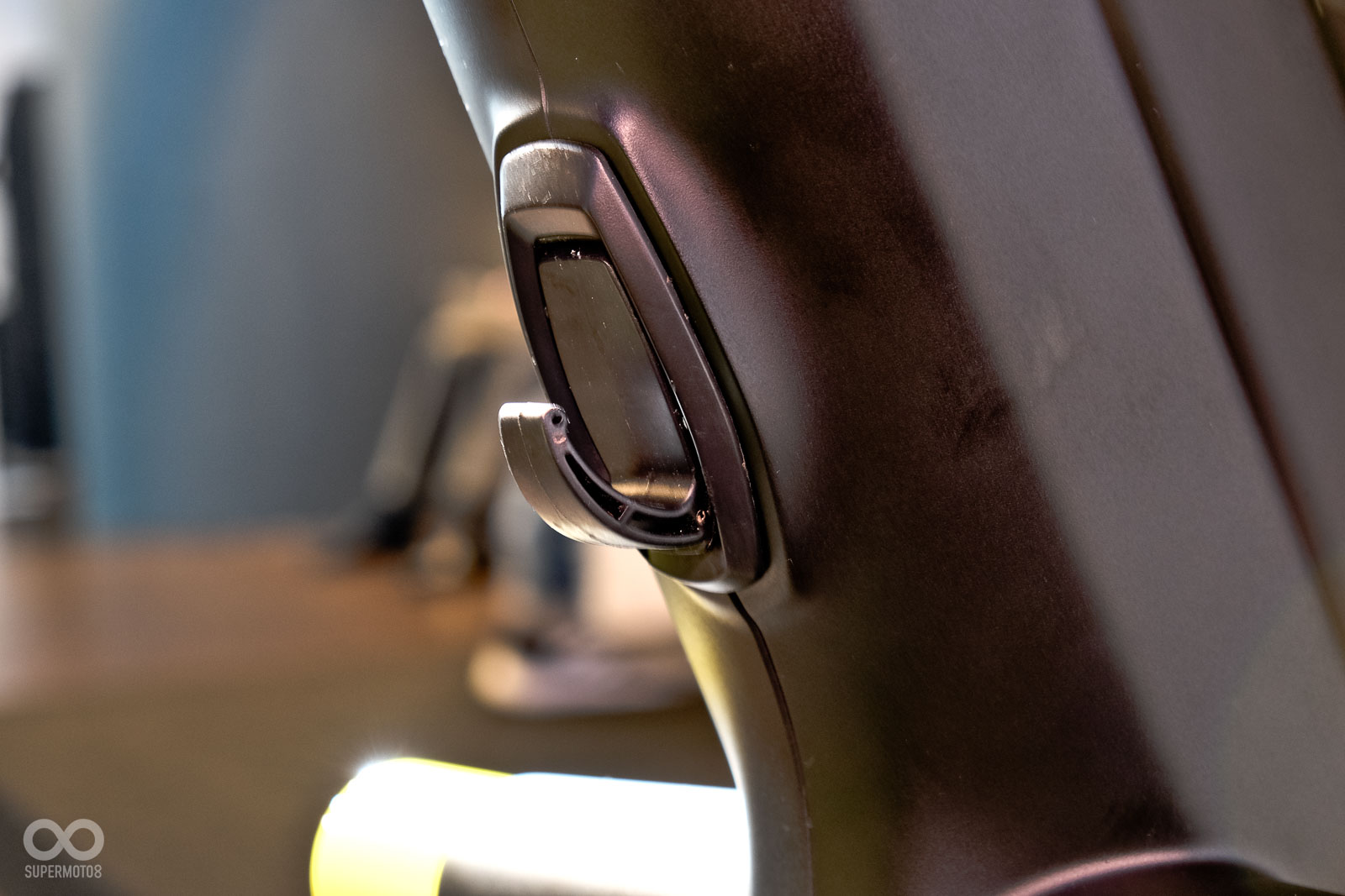 前端配有隱藏式掛勾