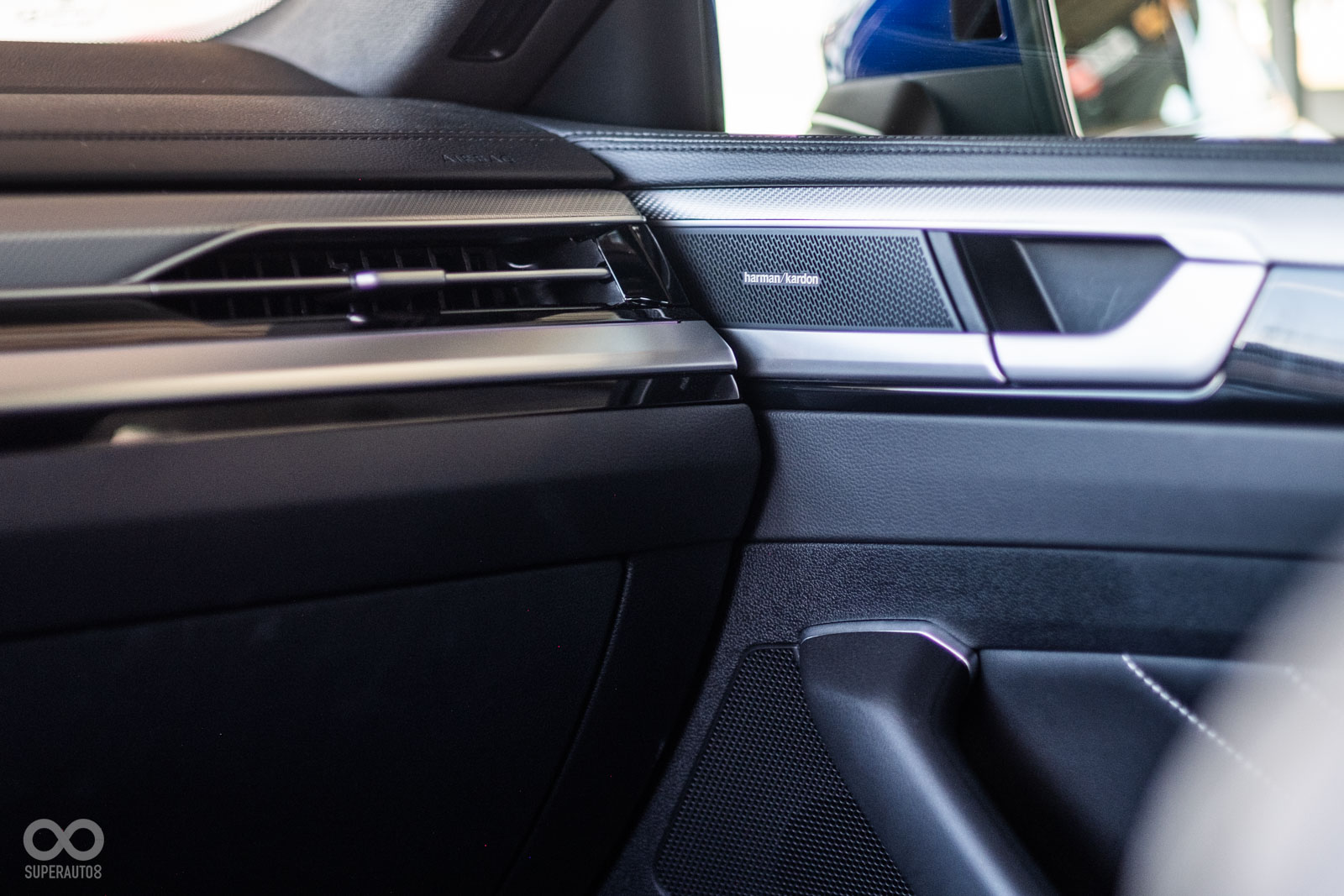 試駕車款380 TSI R-Line Performance標配Harman Kardon 環繞音響系統 ( 700W 輸出 )