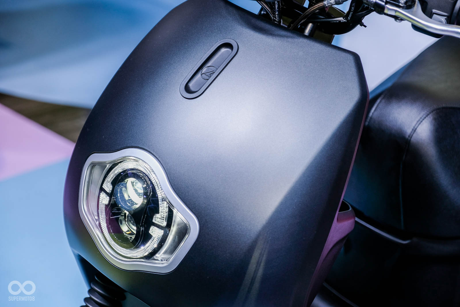 圓潤的前面板搭配LED鑽彩魚眼頭燈