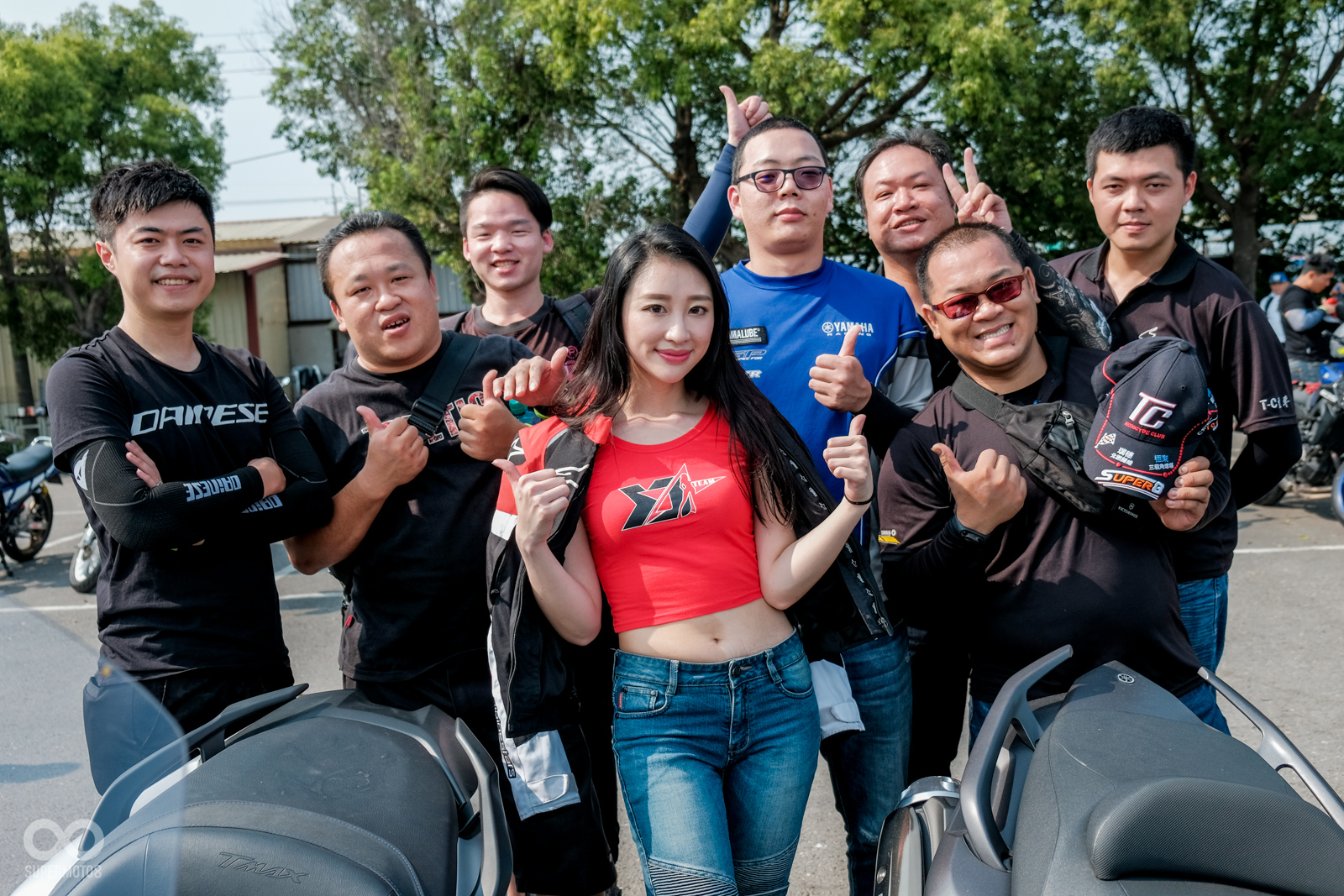 YJT女孩跟車主們就像朋友一樣自然不嬌作