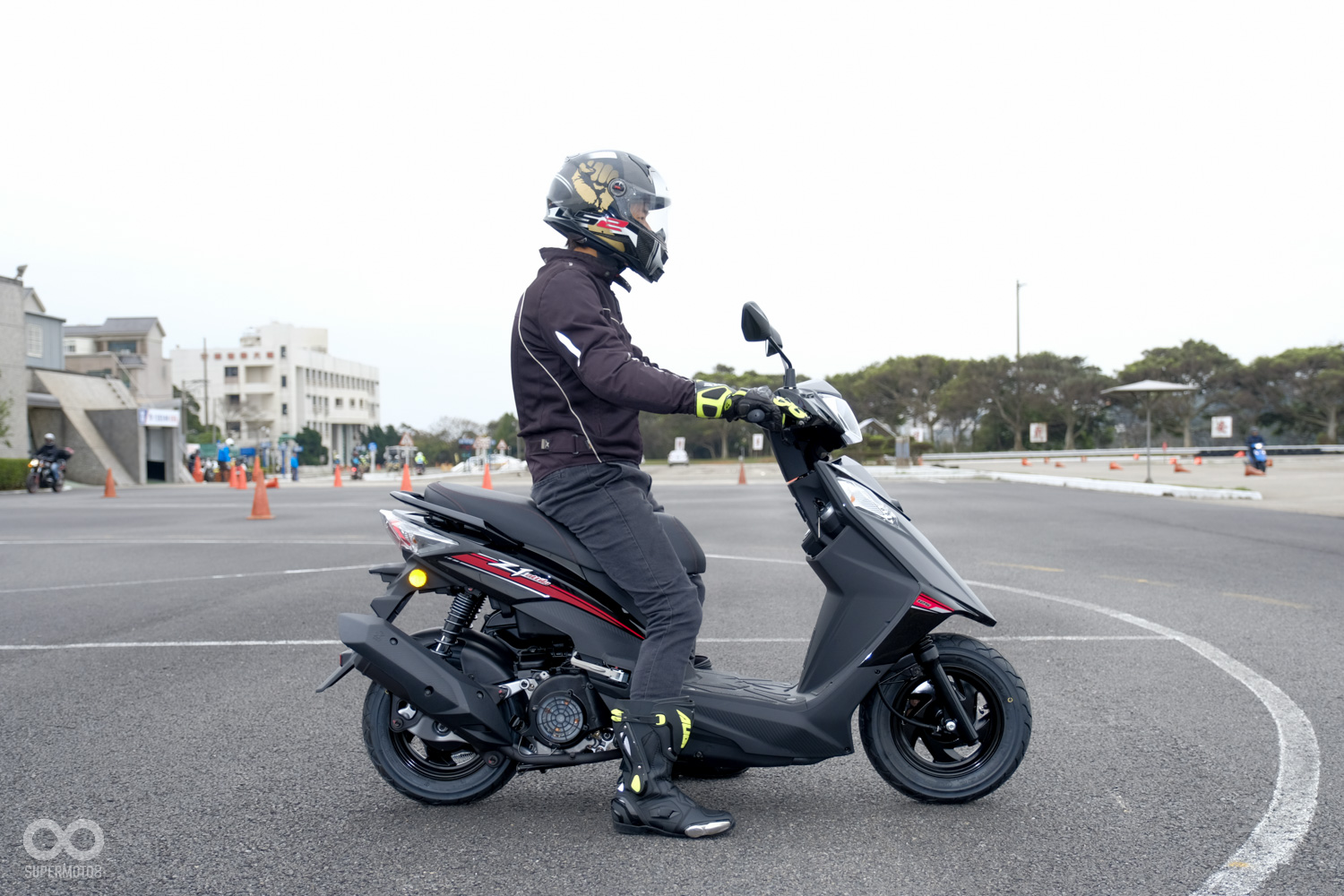 照片中的騎士身高170cm,在膝蓋微彎的狀況下雙腳輕鬆平貼地面,而寬敞的前腳踏也讓身材較高挑的騎士不至於卡腳
