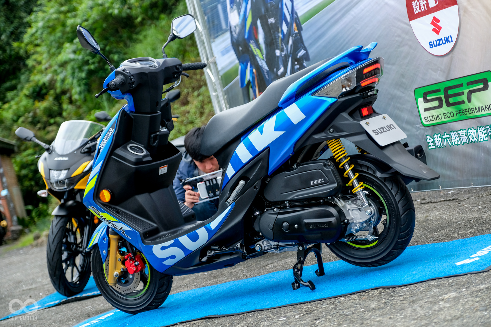 全車的SUZUKI字樣相當搶眼，後避震彈簧改為金色，並具有三段可調功能