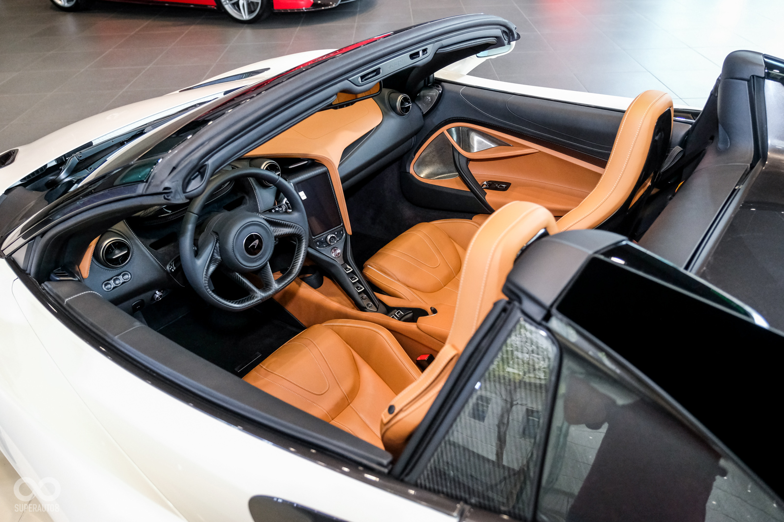 Monocage II-S碳纖維單體底盤無需加強，即可滿足敞篷車剛性需求