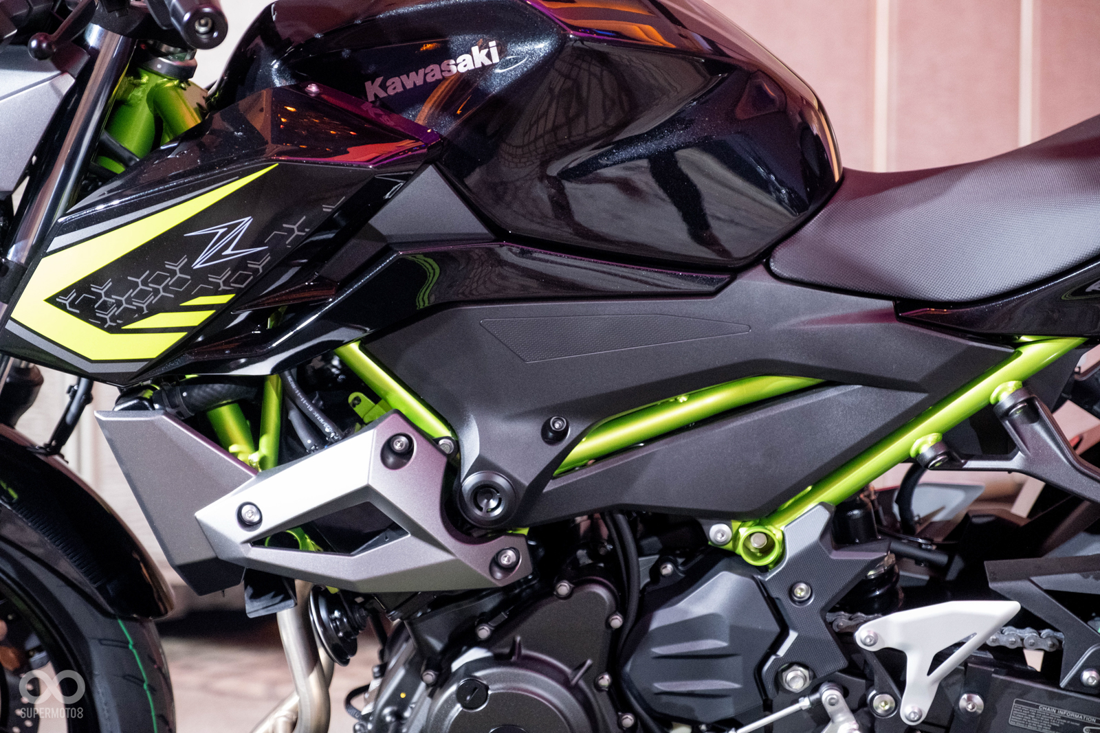 Z400則透過綠色車架提升吸睛度