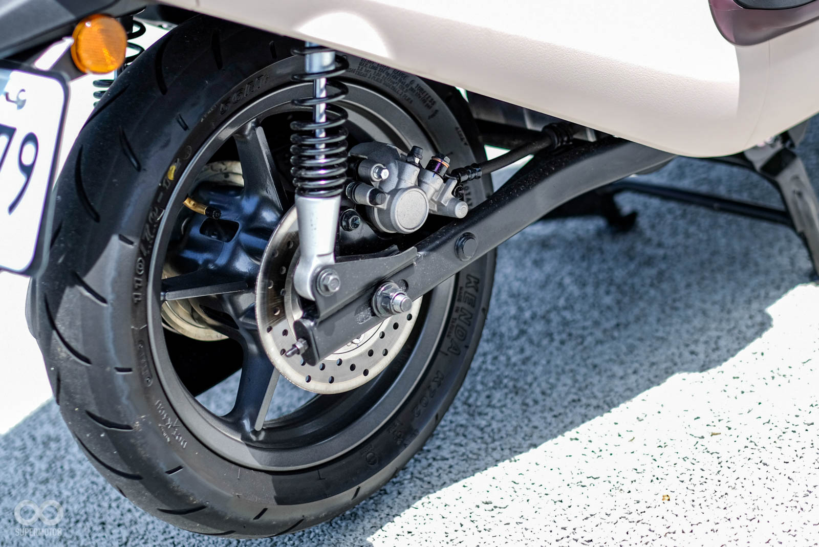 後煞車為單活塞卡鉗配180mm打孔碟