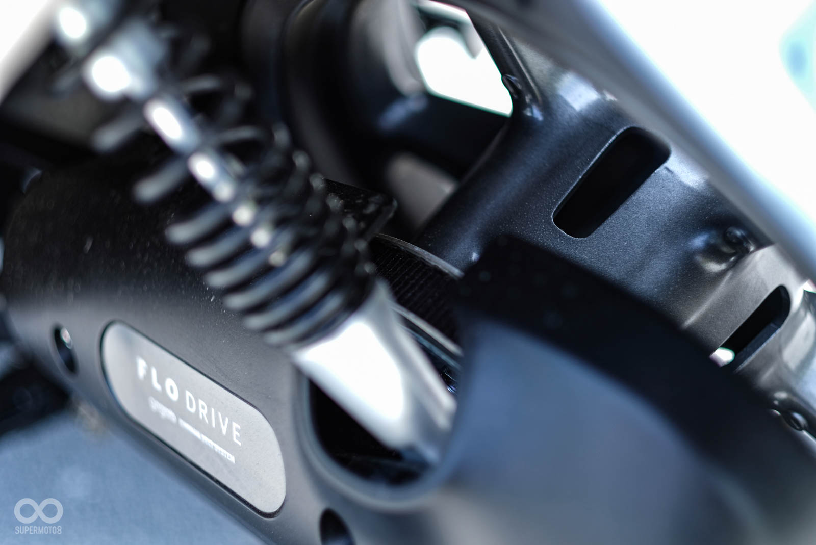 Gogoro VIVA XL也提供皮帶、鏈條兩種版本給消費者選擇,皮帶版使用跟VIVA MIX相同的FLO DRIVE系統