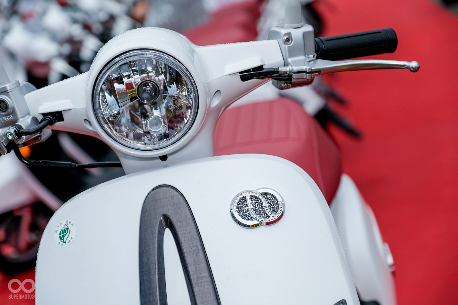 全新的KYMCO MANY110施華特仕版,前面板有水鑽裝飾