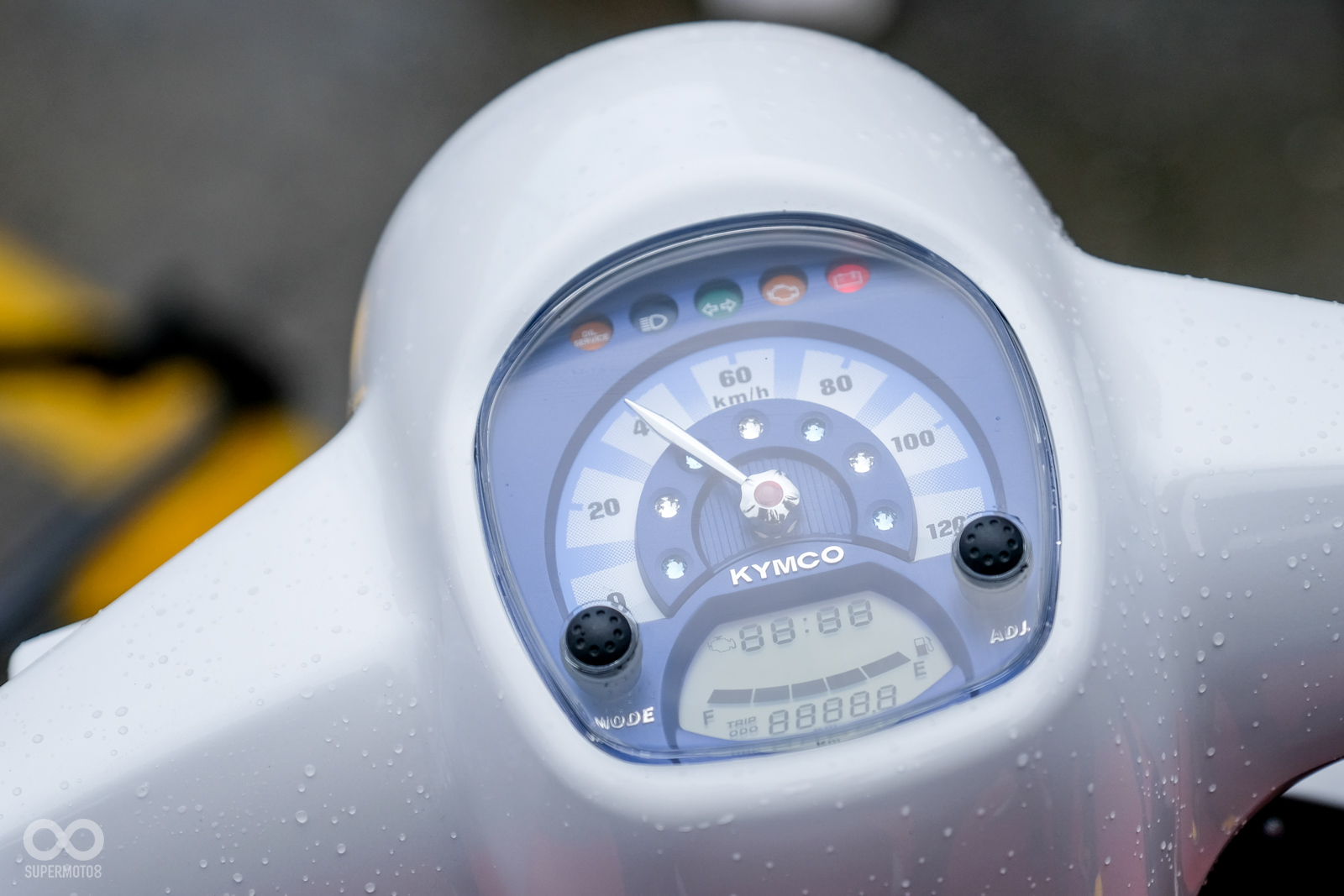 儀表與一般版本不同,上頭有著水鑽裝飾