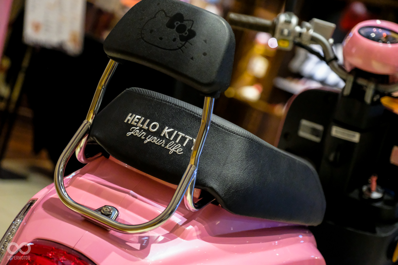 專屬的電繡Hello Kitty坐墊