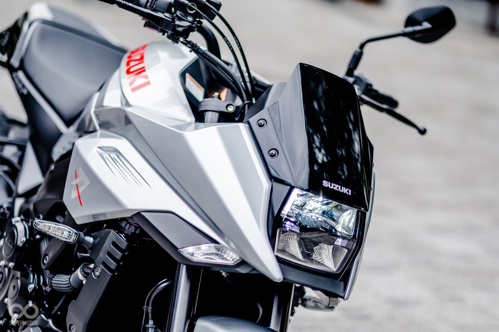 包覆在半整流罩中的方型大燈、微微翹起的前風鏡,一直是KATANA的車頭招牌,大燈內部也採用LED設計來增添車輛的科技質感