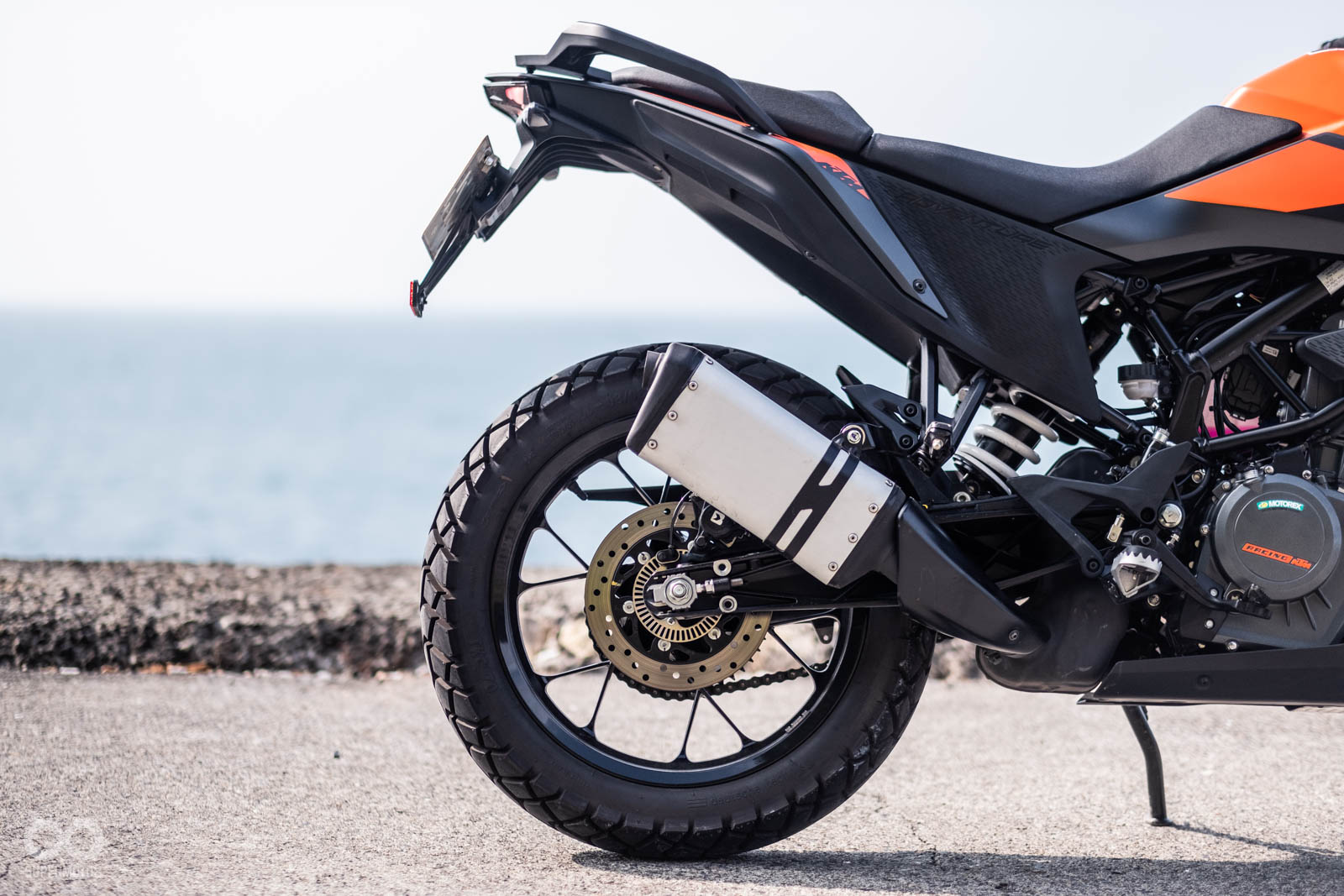 造型樸素的原廠排氣管,給人一種軍用水壺的視覺風格