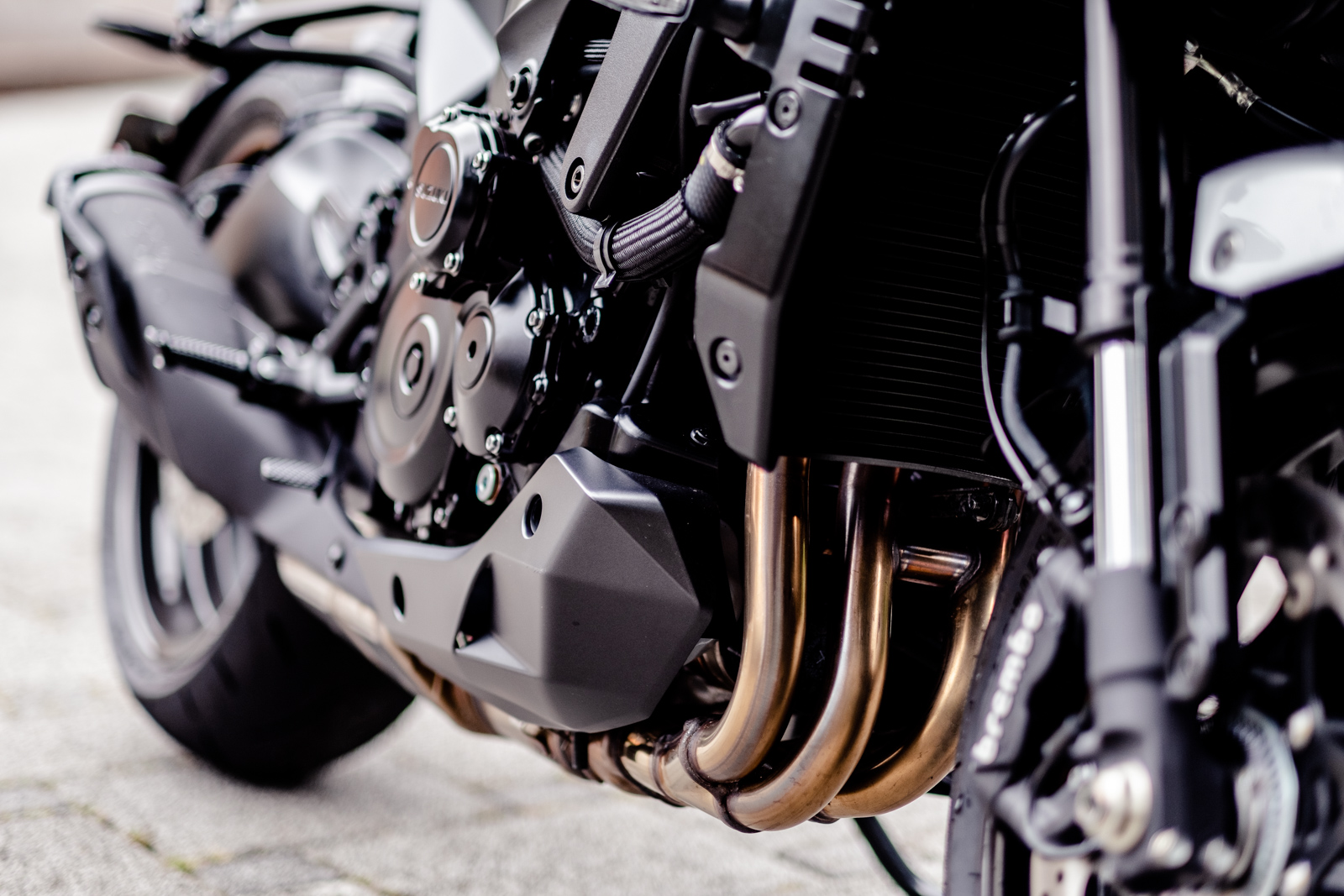 車體左右兩側下方有下擾流設計