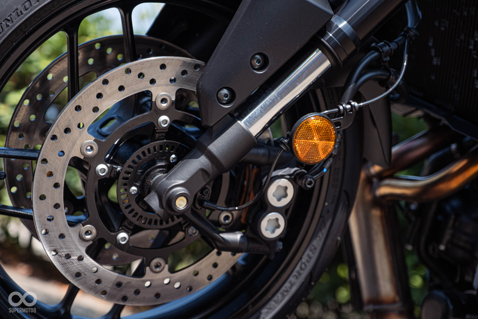 前煞車卡鉗提升至雙四活塞規格