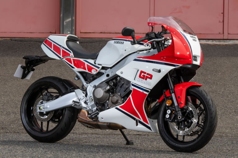 RZV500R式樣也採用相同的塗裝設計,但在顏色搭配上進行轉換