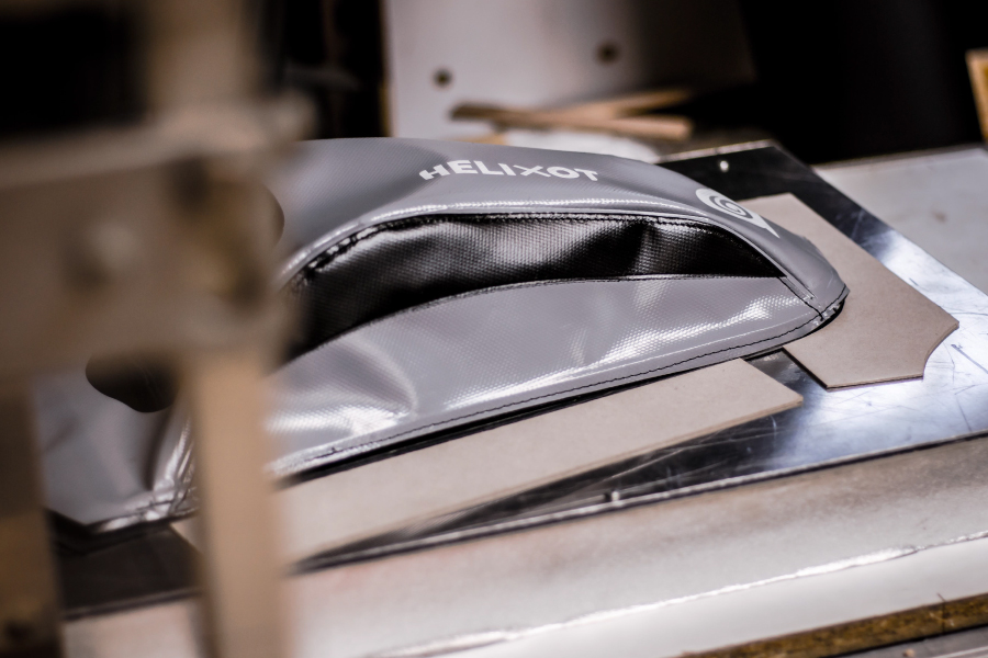 O 6.2 BACKPACK的造型就像流線的潛水艇,採用防水等級IPX8的特殊材料製作而成