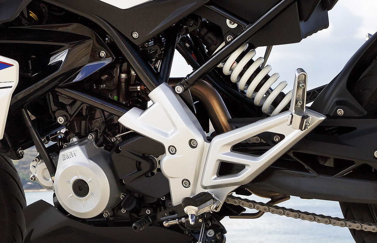 倒置引擎有效縮短車身空間，後傾設計也讓重心更低更集中