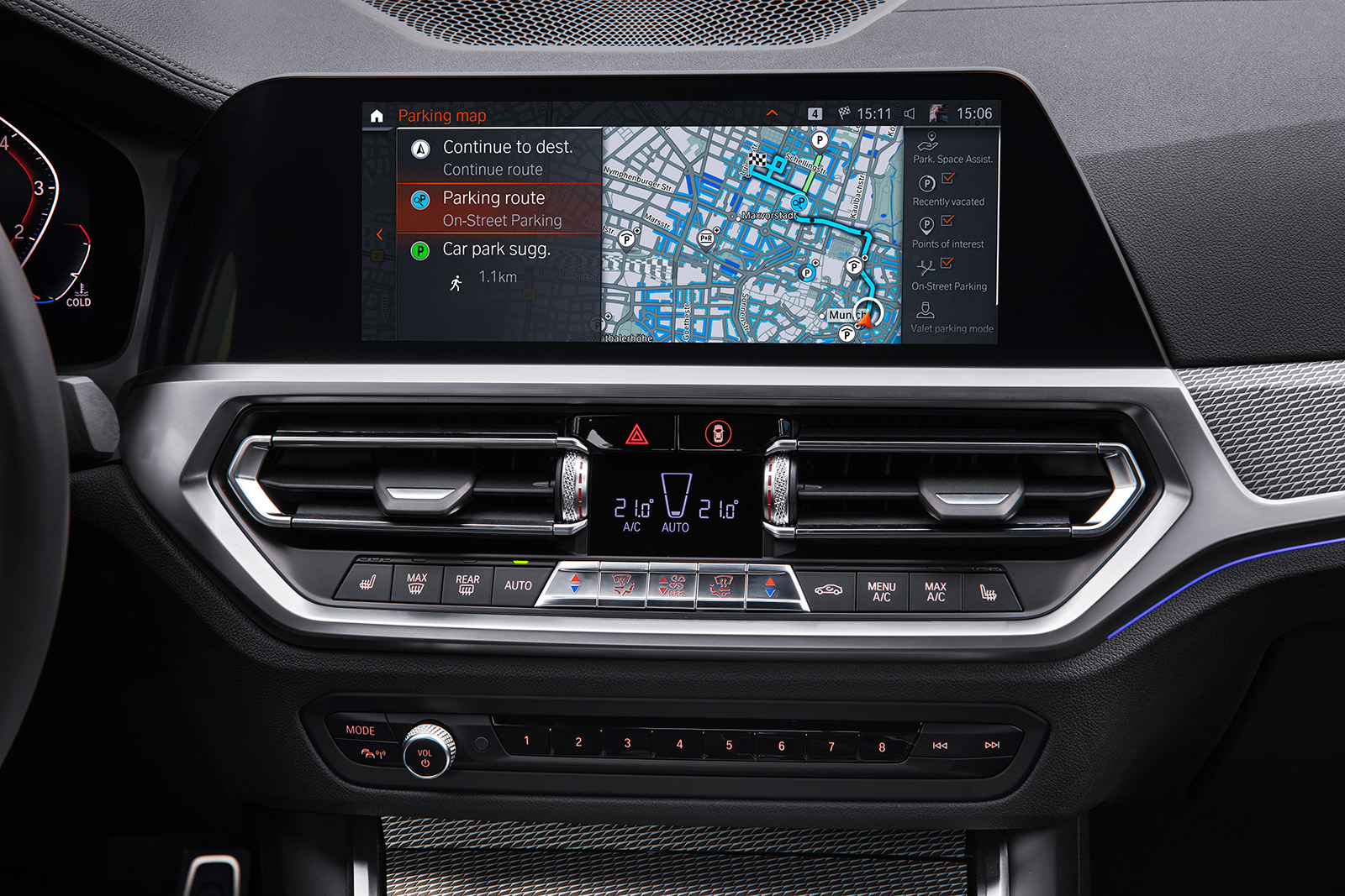 內裝透過儀表、中控台兩片大面積液晶螢幕,大幅提升車輛科技感