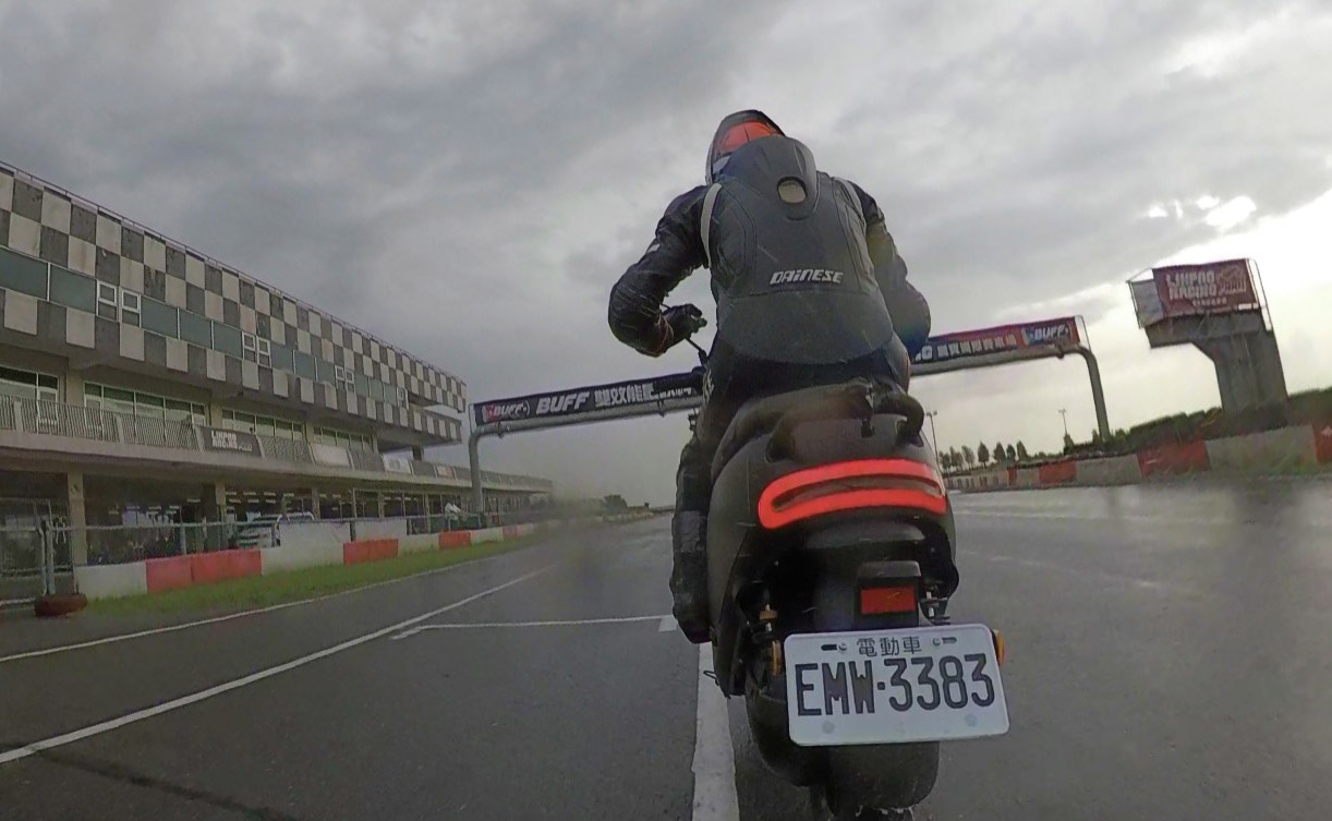 透過固定在車尾的低角度,可以獲得具有張力的角度;也可以發現Insta360 One X將自拍桿修正的相當完美