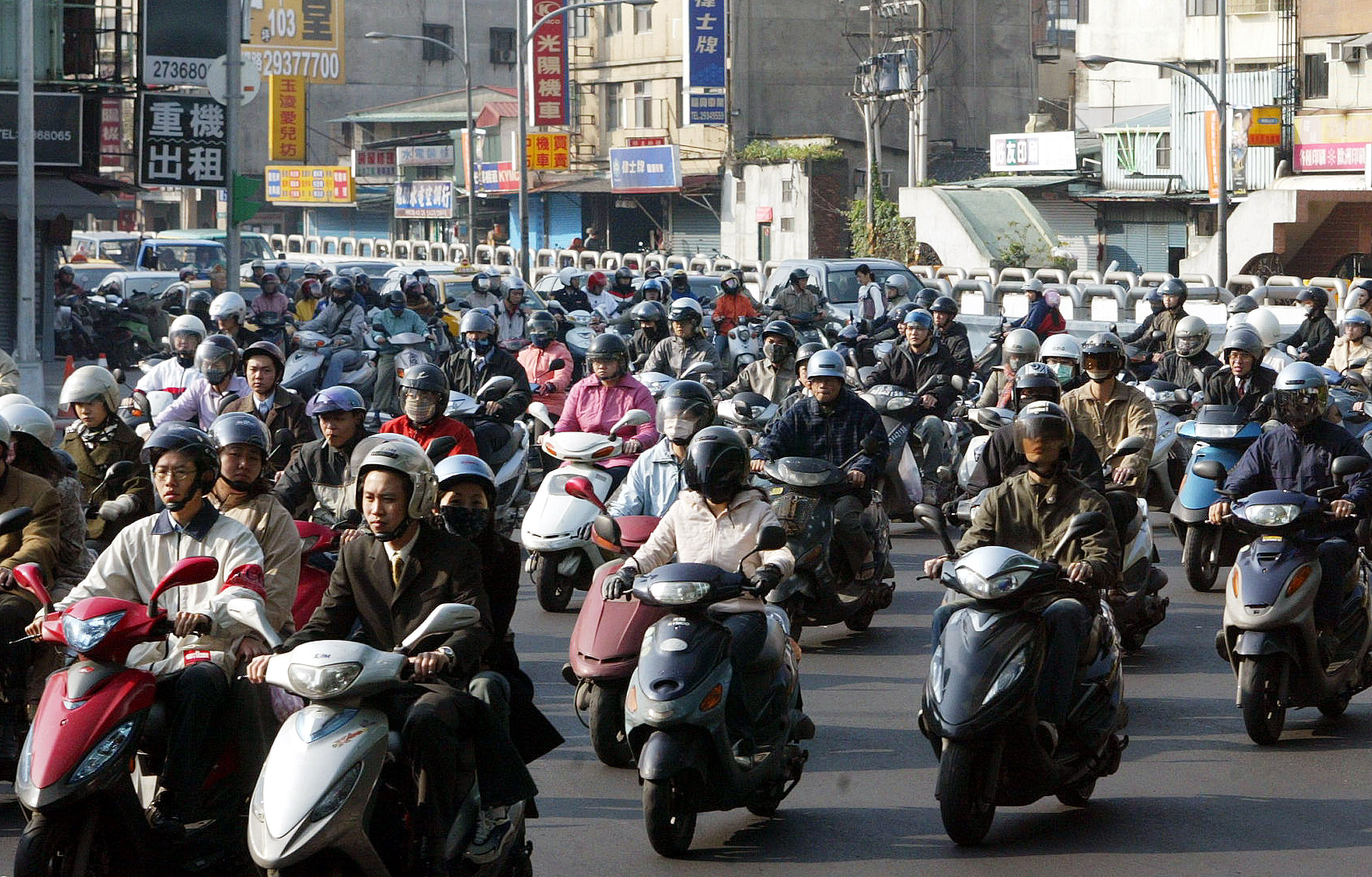 由於使用者多,台灣機車騎士的交通意外死傷率已超過總數的一半,首要肇事主因是未注意車前情況。