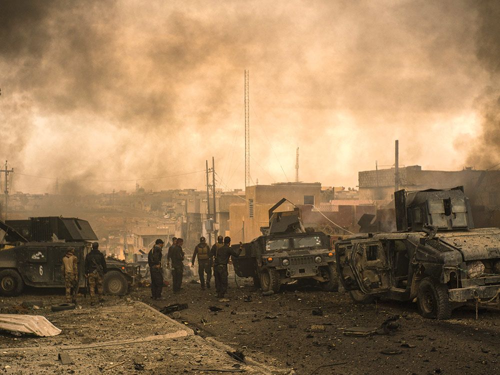 Nish拍下一隊伊拉克政府軍車遭遇到汽車炸彈的攻擊，強大的爆炸連軍用悍馬也無法抵擋，這也讓人醒悟Nish他們這趟旅途是多麼的危險，隨時都有可能遭受生命的威脅，死亡的陰影隨時都壟罩著他們。